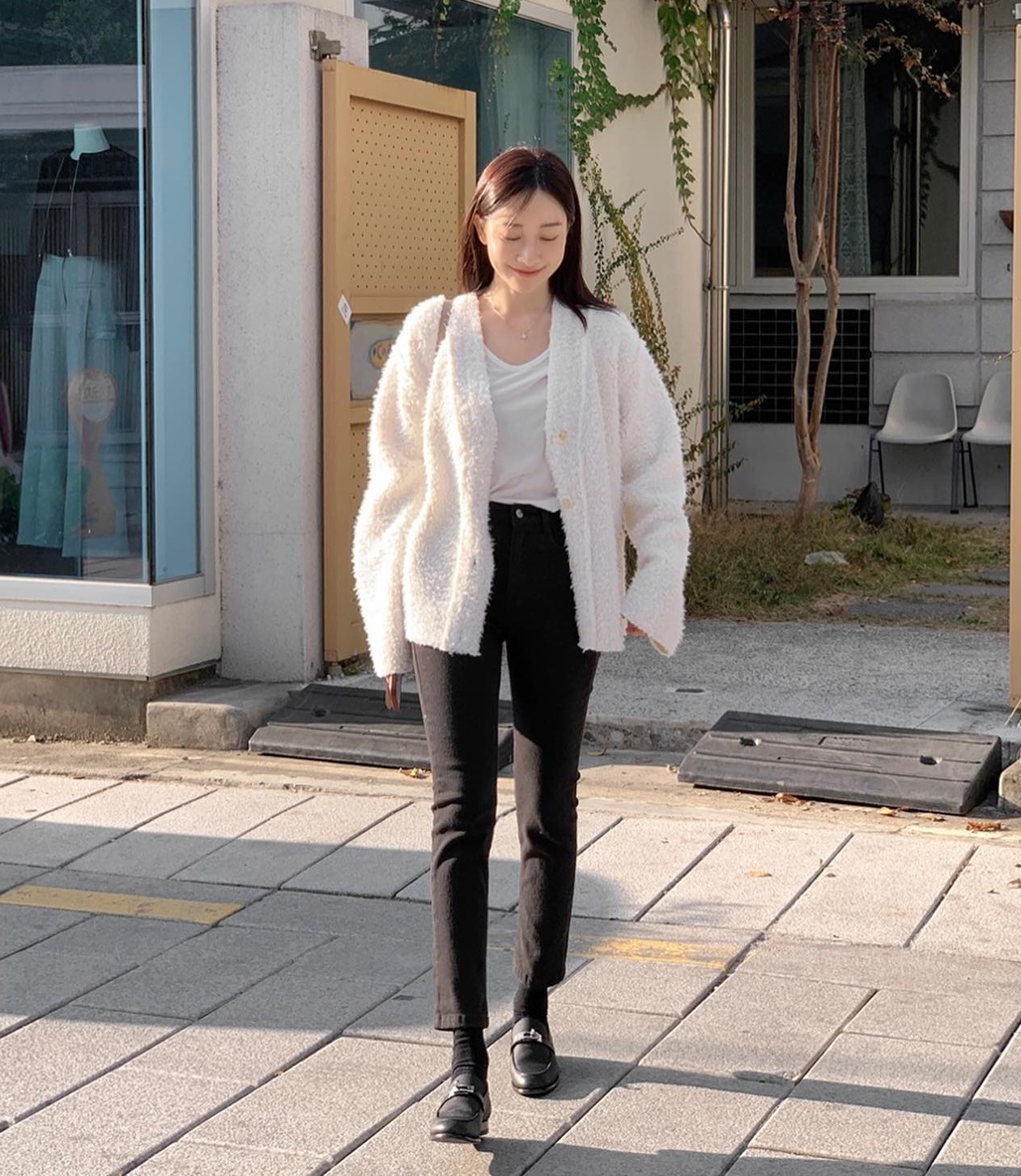 Giày màu đen là chi tiết nhỏ nhưng quyết định độ tinh tế của trang phục. Màu đen dễ phối, ít lỗi mốt và luôn tạo cảm giác gọn gàng. Một đôi giày đen đơn giản cũng đủ giúp outfit bình dân trông chỉn chu và sang ngầm hơn.