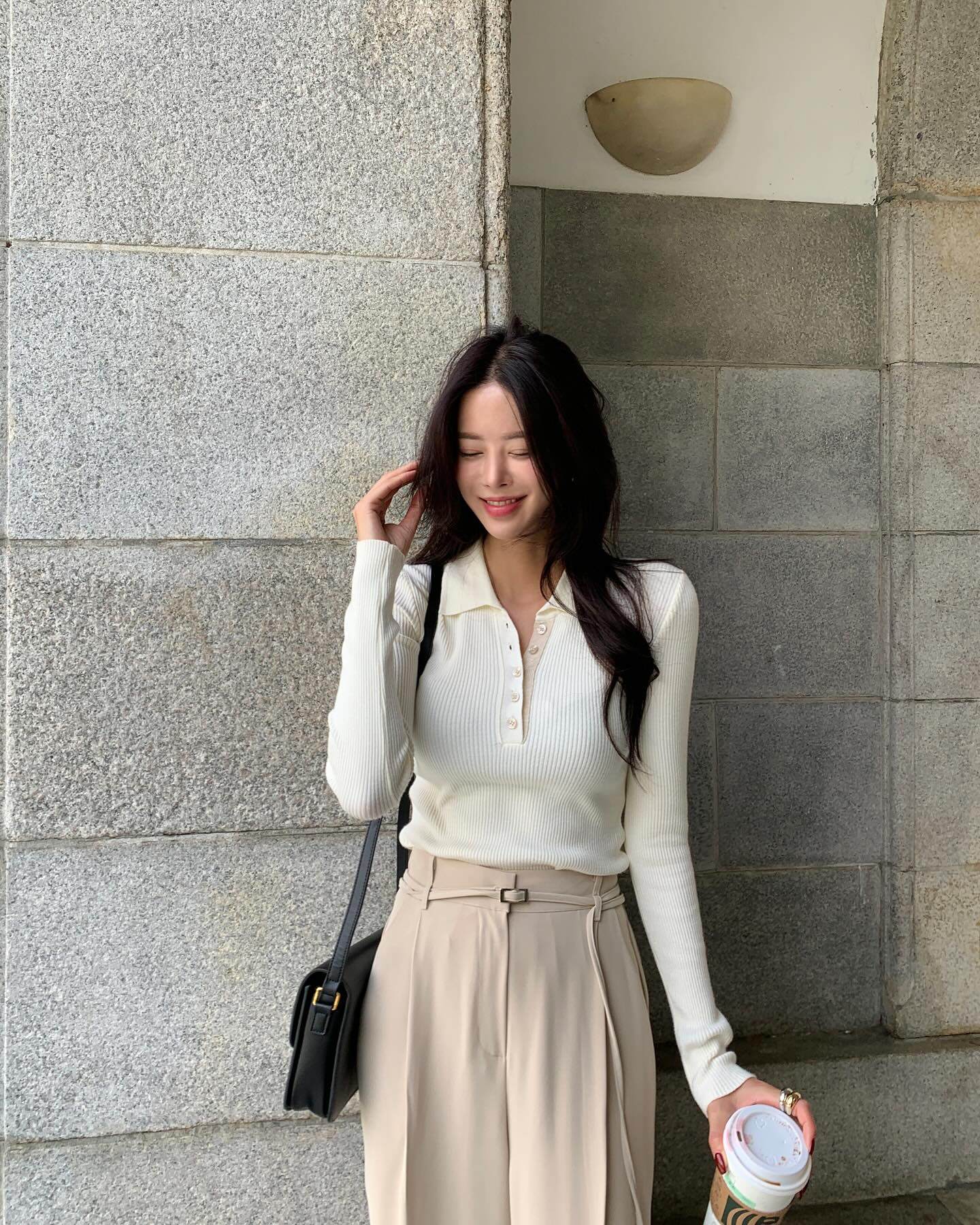 Sau nhiều lần thử nghiệm, đây là 4 amp;#34;chân áiamp;#34; áo dài tay khi đi làm: Phối sao cũng đẹp lại dễ mặc quanh năm - 7