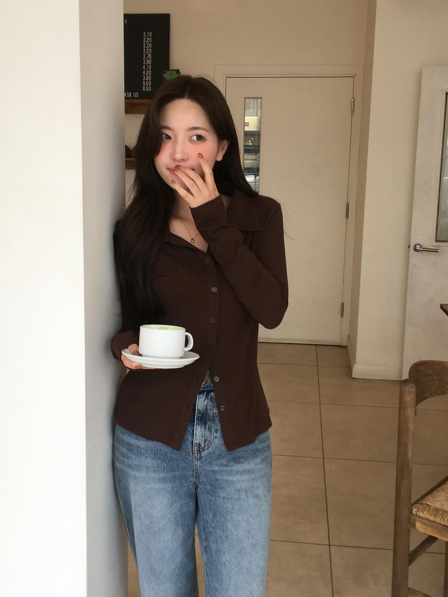 Sau nhiều lần thử nghiệm, đây là 4 amp;#34;chân áiamp;#34; áo dài tay khi đi làm: Phối sao cũng đẹp lại dễ mặc quanh năm - 8