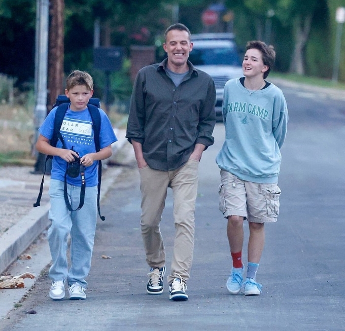 Ben Affleck đi dạo cùng con trai Samuel (trái) và con gái Seraphina năm 2025. Tháng 4/2024, Seraphina công khai thuộc cộng đồng LGBTQ+, có tên mới là Fin Affleck. Ảnh: The Grosby Group