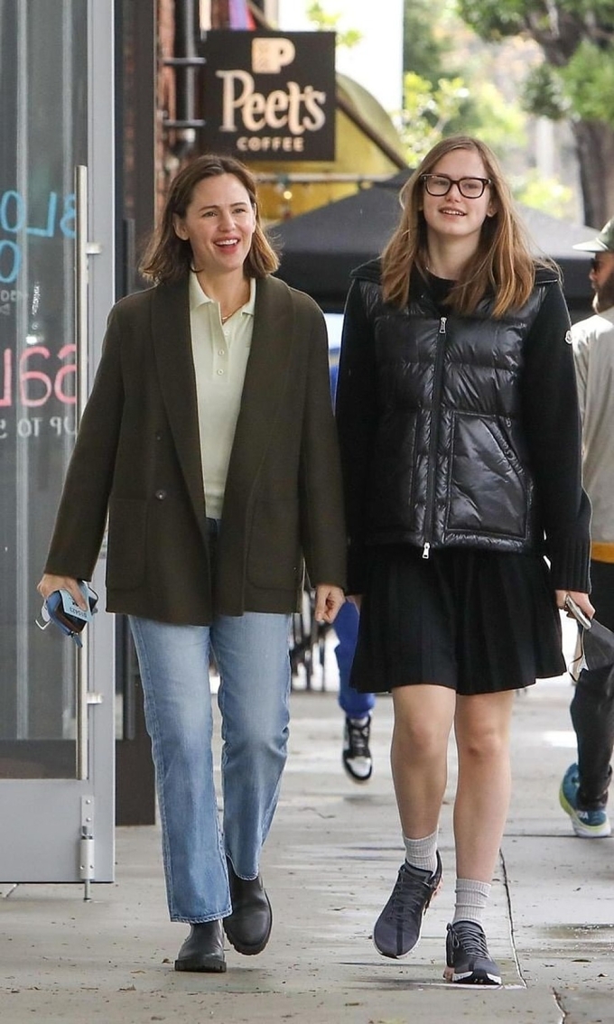 Jennifer Garner và con gái lớn Violet. Ảnh: The Grosby Group