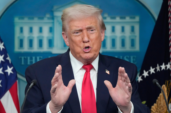 Tổng thống Mỹ Donald Trump trả lời họp báo tại Nhà Trắng ngày 20/1. Ảnh: AP