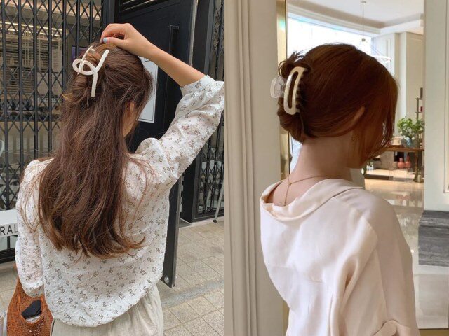 Tóc kẹp càng cua được yêu thích nhờ sự tiện lợi và linh hoạt. Chỉ vài giây kẹp gọn là mái tóc đã trở nên gọn gàng, thoải mái. Kiểu tóc này không cần chải kỹ, càng hơi rối càng đẹp, phù hợp cả đi làm lẫn dạo phố.