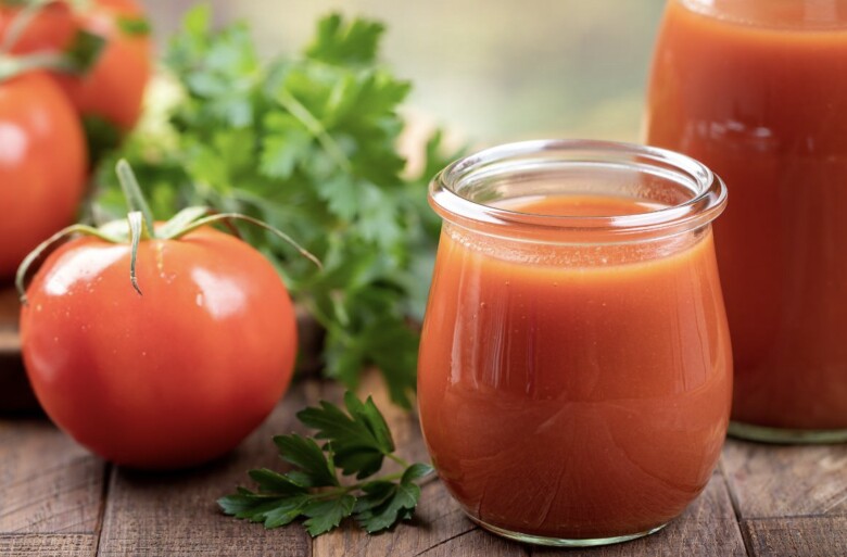 Nước ép cà chua chứa lycopene giúp bảo vệ da trước tác động của tia UV, hỗ trợ làm sáng da và giảm sạm nám. Ngoài ra, vitamin A và C trong cà chua giúp da mịn màng, hồng hào và khỏe khoắn hơn.