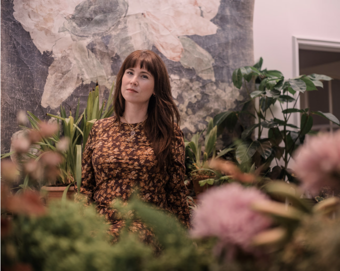 Amy Aniceto, người sáng lập công ty hoa Sweet Frank Flowers có trụ sở tại London, cho biết cô muốn có thêm thông tin về những rủi ro trong công việc của mình. Ảnh: Sarah Lee/The Guardian