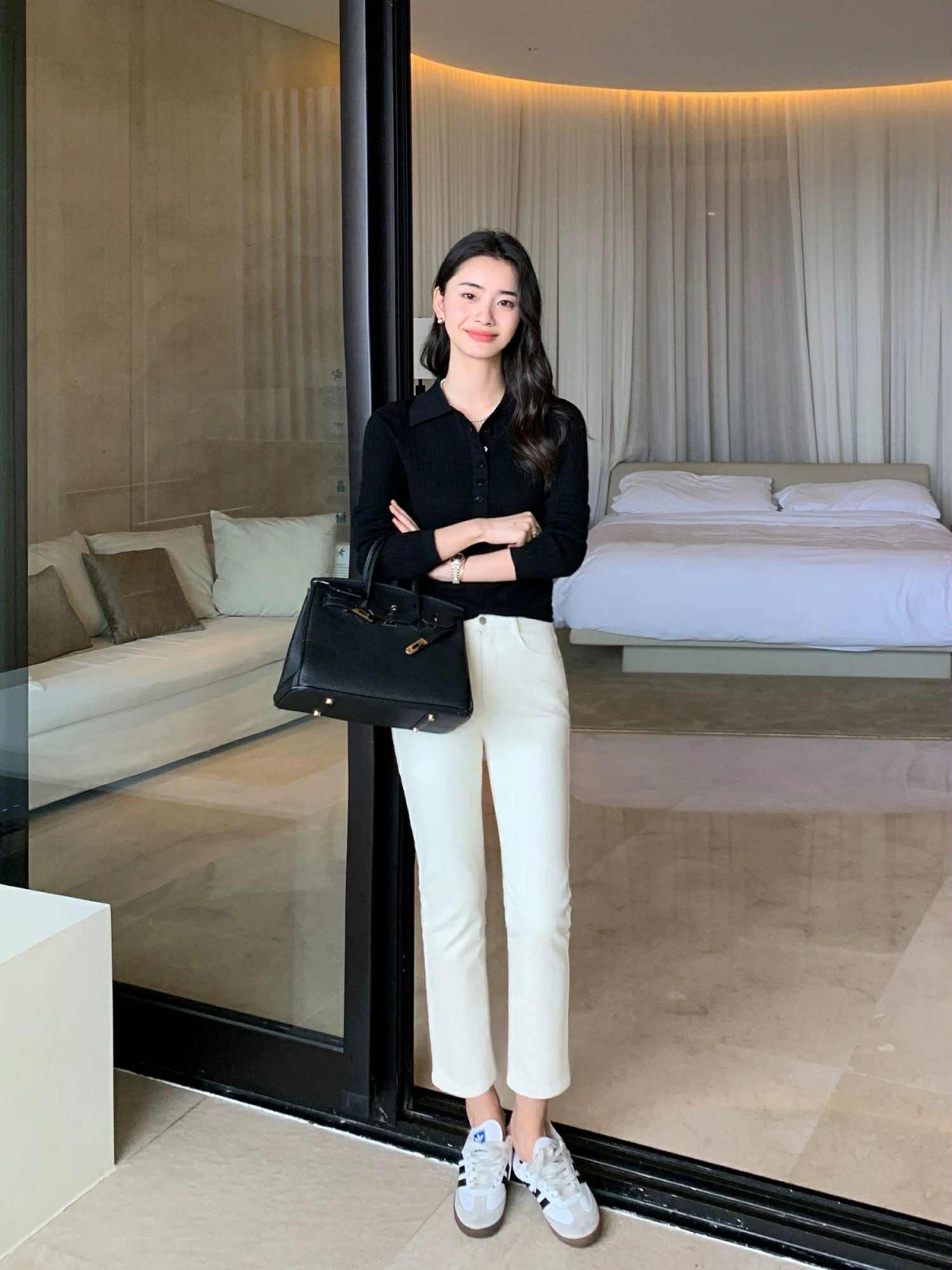 Cách phối đồ cùng quần 9 tấc phản ánh rõ lối sống của giới thượng lưu kín tiếng. Một chiếc sơ mi trắng phom chuẩn, áo len mỏng vắt vai, hay cardigan kéo khóa cổ nhẹ nhàng đều đủ để hoàn thiện hình ảnh thanh lịch.