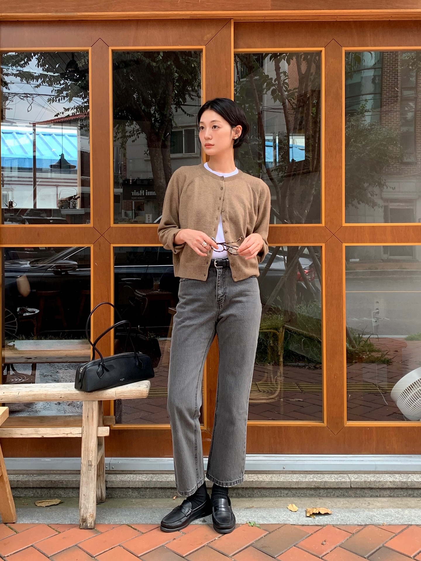 Quần jeans ống đứng là lựa chọn an toàn nhờ phom dáng suôn thẳng giúp chân trông gọn và dài hơn. Kiểu quần này dễ phối, không kén dáng và mang lại vẻ ngoài thanh lịch, phù hợp cả đi làm lẫn dạo phố.