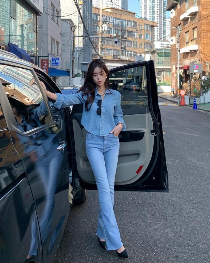 Quần jeans ống loe giúp “hack dáng” hiệu quả nếu chọn đúng phom. Phần ống ôm nhẹ ở đùi và loe vừa phải từ gối xuống giúp đôi chân trông dài, vóc dáng cân đối hơn. Kiểu quần này mang lại nét thời trang tinh tế, không hề đứng tuổi.