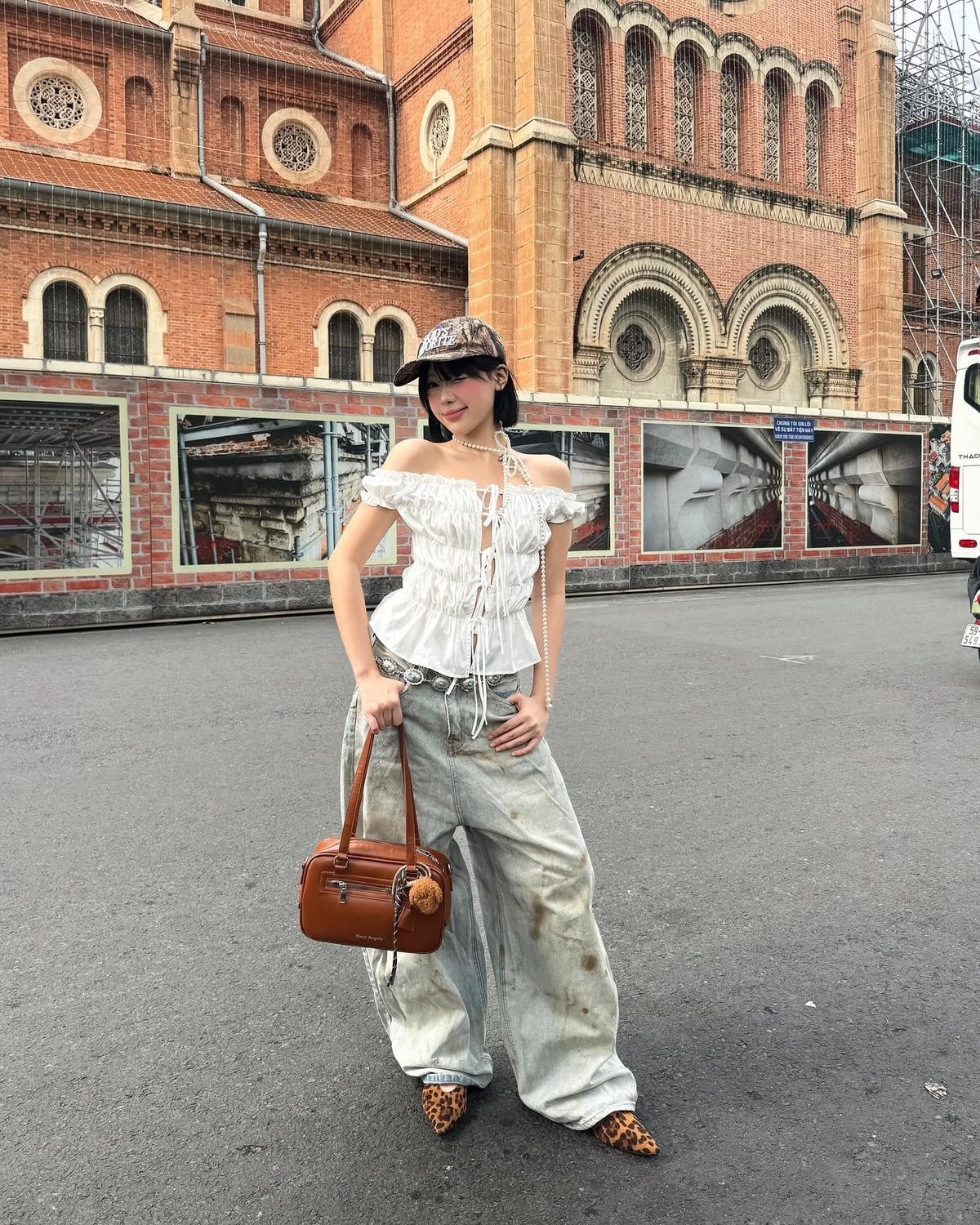 Theo WWW, quần jeans rộng thùng thình là một trong những phong cách không còn được các nhà mốt quốc tế lăng xê mạnh như năm ngoái. Thay vào đó, quần jeans ống đứng mới là xu hướng nổi bật.