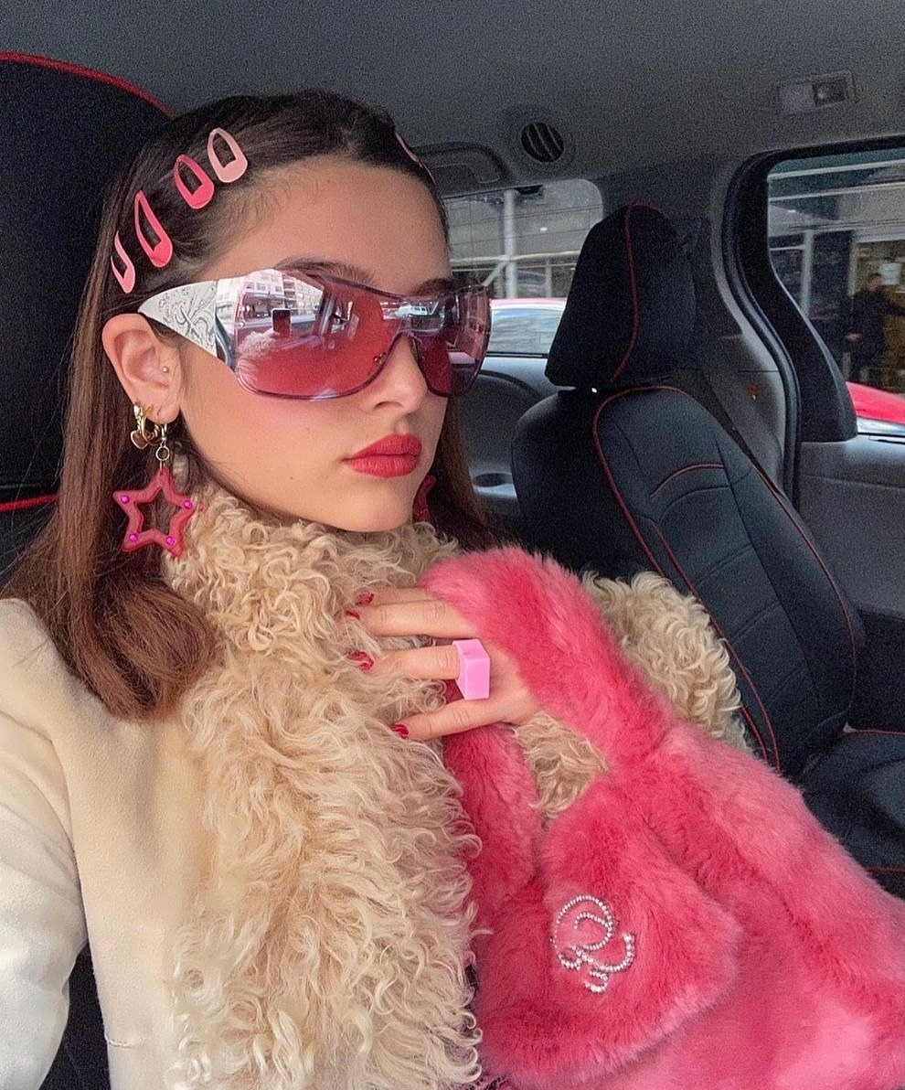 Kính râm kiểu cách thường được yêu thích nhất thời, không trường tồn như những mẫu kính râm cổ điển, đơn giản, kích thước cân đối với gương mặt.