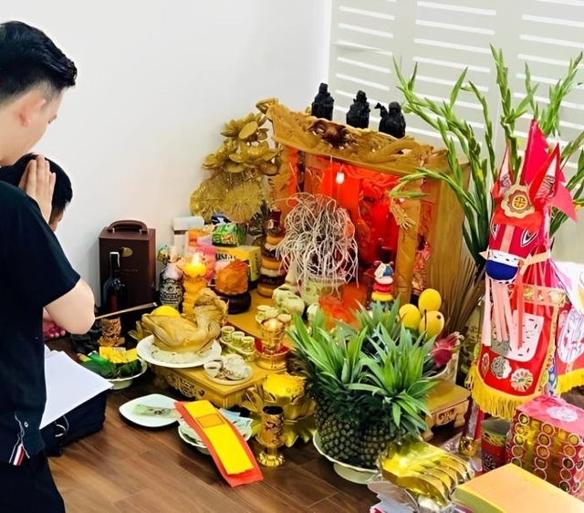 Gia chủ cũng cần kết hợp với bài khấn để thông báo rõ ràng với bề trên. Xin được phép tỉa chân nhang và lau dọn bàn thờ Thần tài.