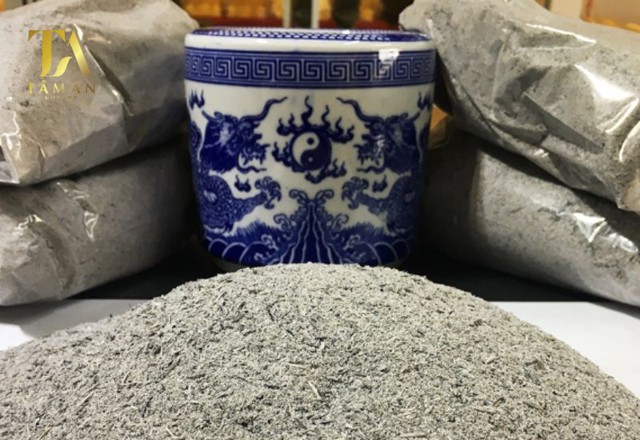 Dùng thìa hoặc dụng cụ sạch xúc tro từng ít một để riêng ra. Với tro hương, không nhất thiết phải thay tro mới.