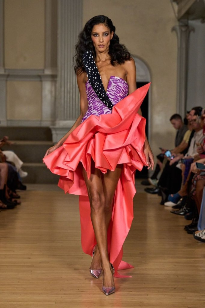 Người mẫu trình diễn thiết kế của nhà mốt. Ảnh: RVDK