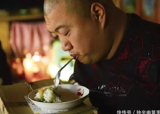 Không tay chân, Yuan Lidong tập mặc quần áo bằng răng và dùng miệng ngậm đũa để ăn uống. Ảnh: 163.com