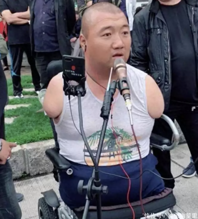 Yuan Lidong, ở tỉnh Liêu Ninh, Trung Quốc từng có thời gian đi hát dạo trên đường phố để mưu sinh. Ảnh: 163.com