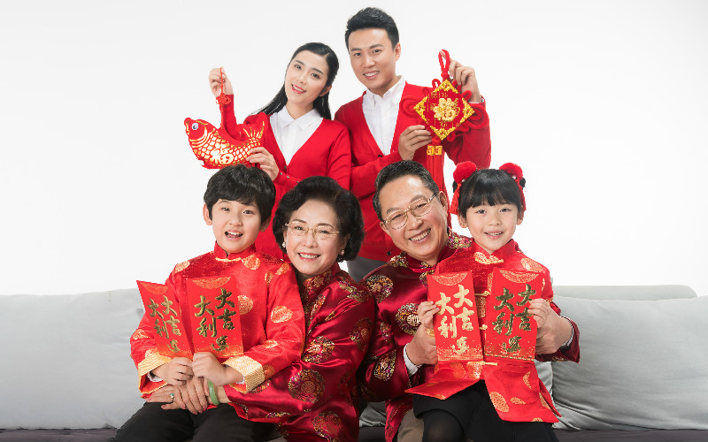 Các gia đình Trung Quốc thường mặc đồ màu đỏ để đón năm mới. Ảnh minh hoạ: Praica