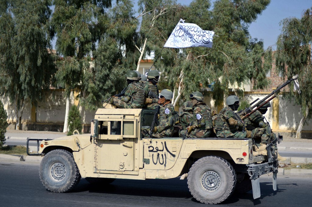 Lính Taliban duyệt binh tại thành phố Kandahar, Afghanistan tháng 11/2021. Ảnh: AFP.