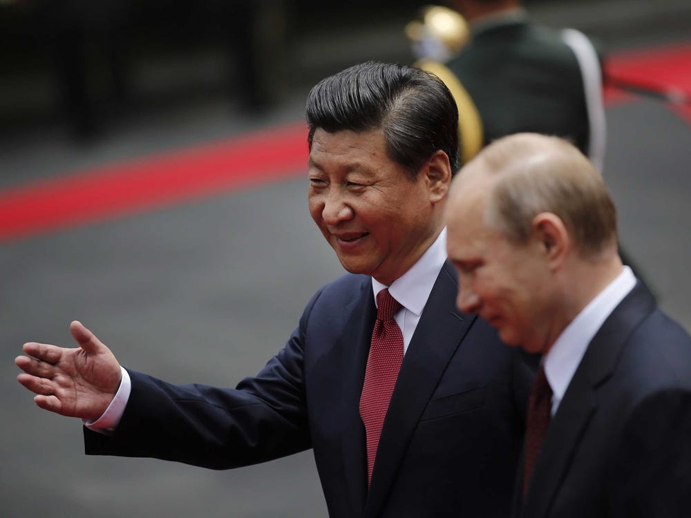 Tổng thống Nga Vladimir Putin (phải) gặp Chủ tịch Trung Quốc Tập Cận Bình tại Thượng Hải vào năm 2014. Ảnh: Reuters.