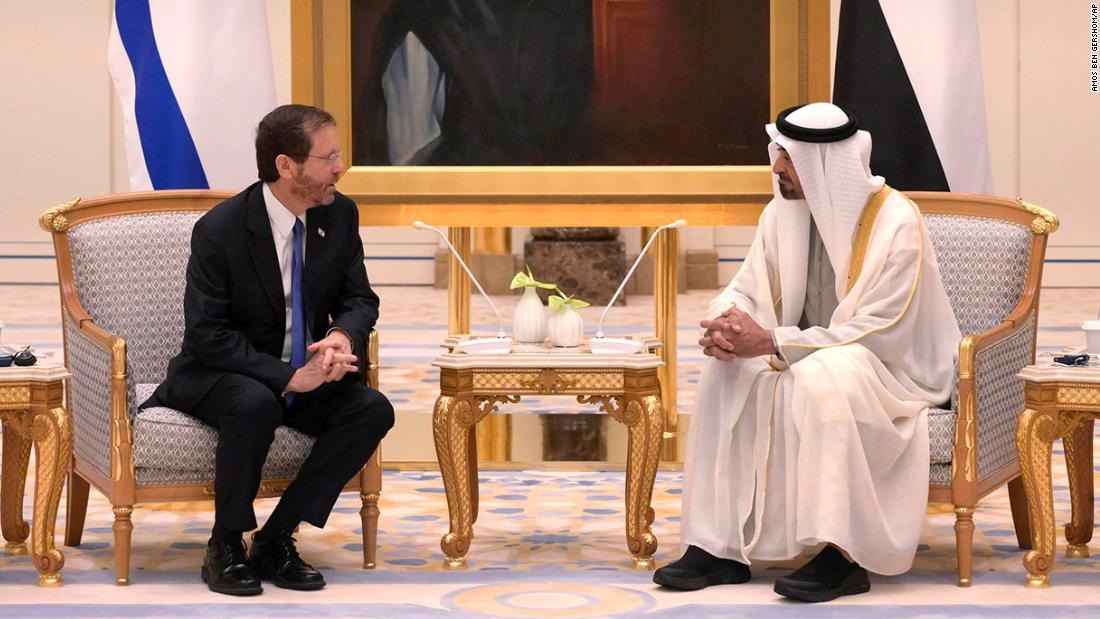 Tổng thống Isaac Herzog (trái) gặp Thái tử Abu Dhabi, Mohammed bin Zayed Al Nahyan, tại Abu Dhabi, UAE hôm 30/1. Ảnh: AP.