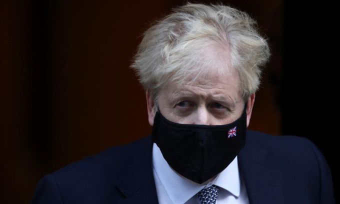 Thủ tướng Anh Boris Johnson bên ngoài văn phòng ở Phố Downing tại thủ đô London hôm 12/1. Ảnh: Reuters.