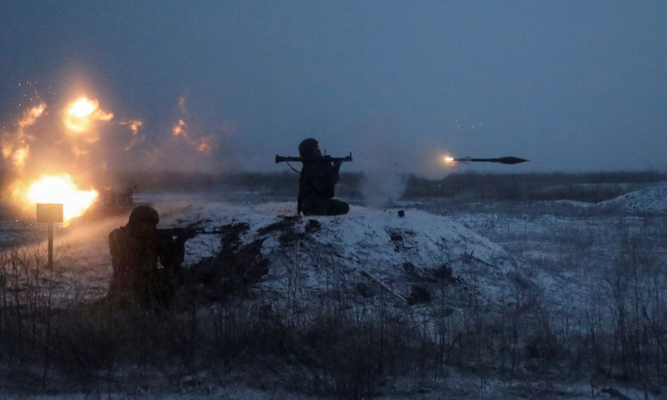 Binh sĩ Nga khai hỏa súng phóng lựu trong cuộc diễn tập ở vùng Rostov hôm 21/1. Ảnh: Reuters.