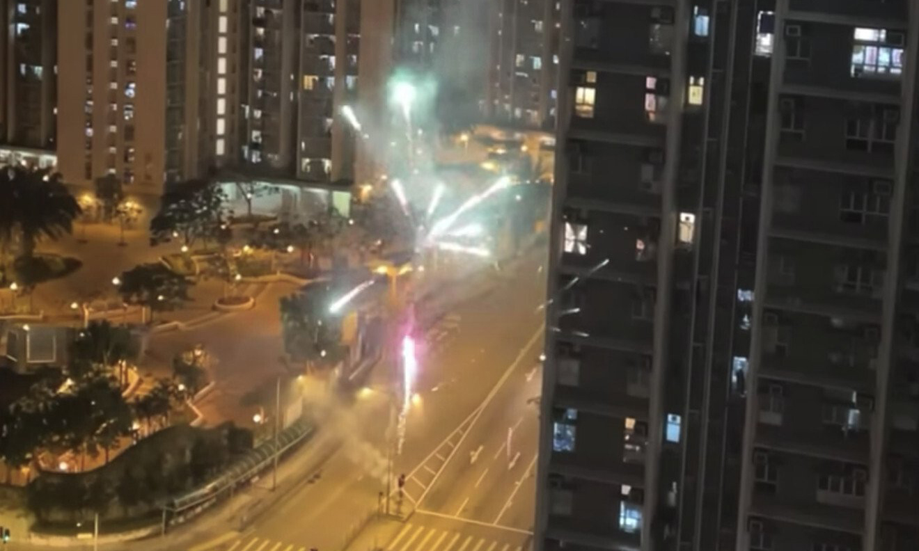 Pháo hoa được bắn trên một con phố ở khu Kwai Chung tại Hong Kong. Ảnh: SCMP.