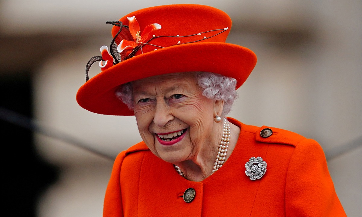 Nữ hoàng Elizabeth II dự sự kiện bên ngoài Điện Buckingham ở London ngày 7/10/2021. Ảnh:Reuters.