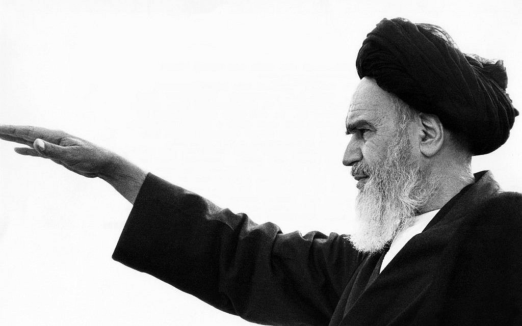 Ayatollah Ruhollah Khomeini chào tín đồ tại thủ đô Tehran ngày 26/9/1980. Ảnh: AFP.