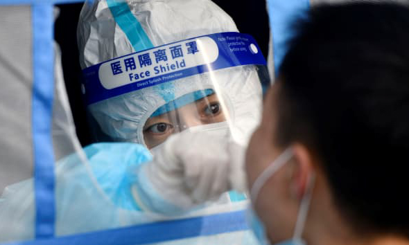 Nhân viên y tế lấy mẫu xét nghiệm Covid-19 tại Thiên Tân, Trung Quốc hồi đầu tháng 1. Ảnh: Xinhua.