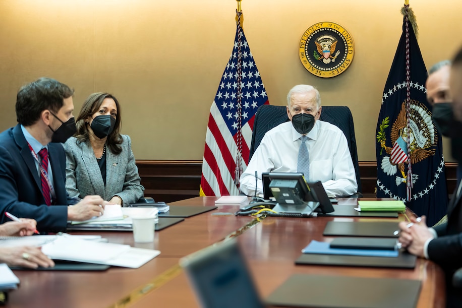 Tổng thống Joe Biden cùng các quan chức Mỹ theo dõi chiến dịch tiêu diệt thủ lĩnh IS trong Phòng Tình huống của Nhà Trắng vào đêm 2/2. Ảnh: AP.