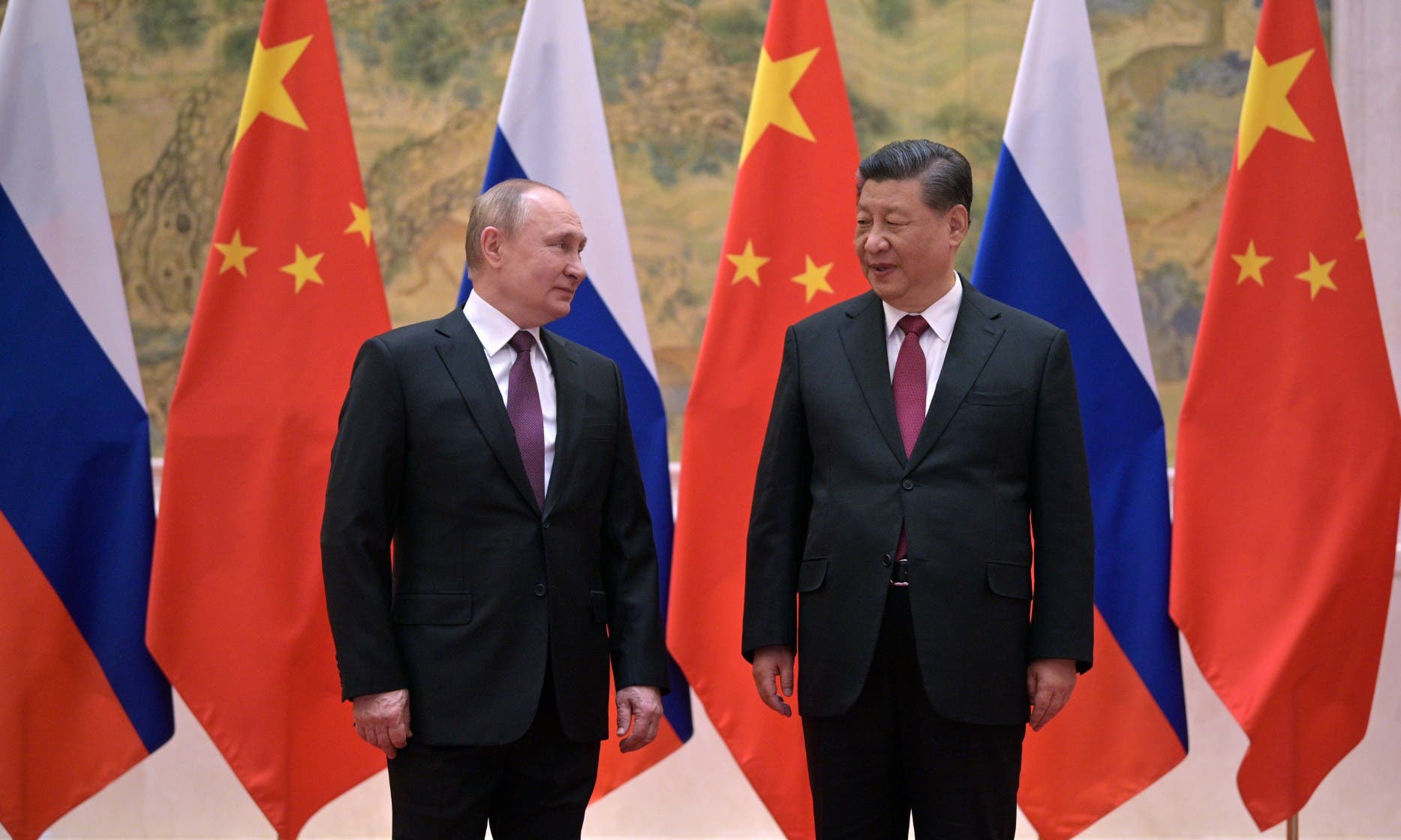 Tổng thống Nga Vladimir Putin (trái) và Chủ tịch Trung Quốc Tập Cận Bình trong cuộc gặp tại Bắc Kinh hôm 4/2. Ảnh: Reuters.