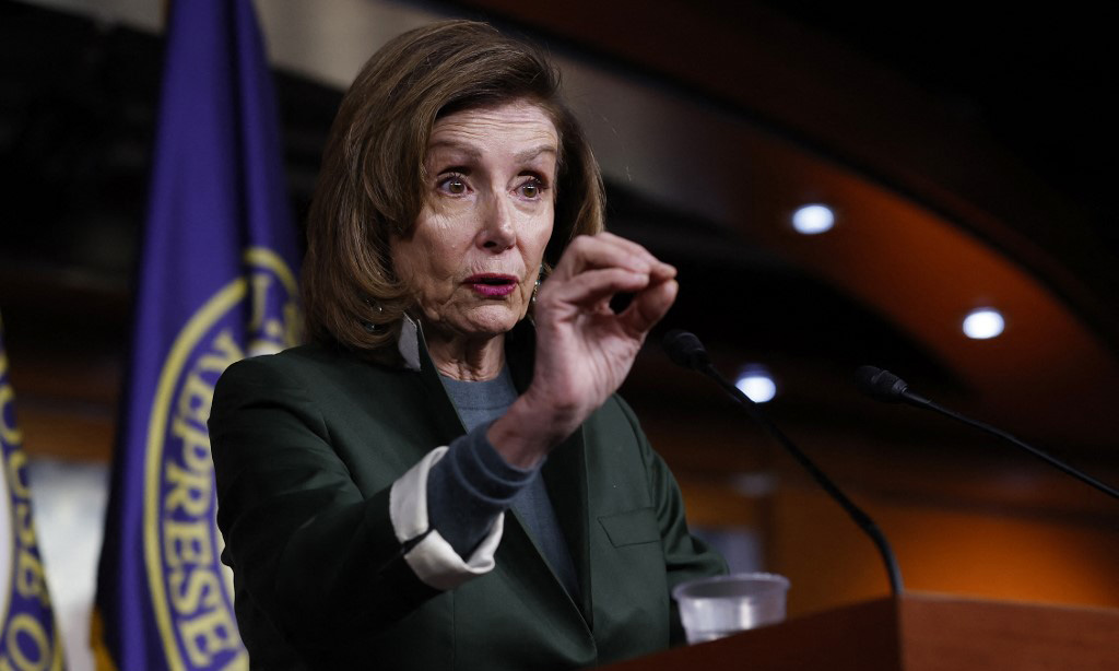 Chủ tịch Hạ viện Mỹ Nancy Pelosi phát biểu trước báo giới tại tòa nhà quốc hội ở Washington hôm 3/2. Ảnh: AFP.