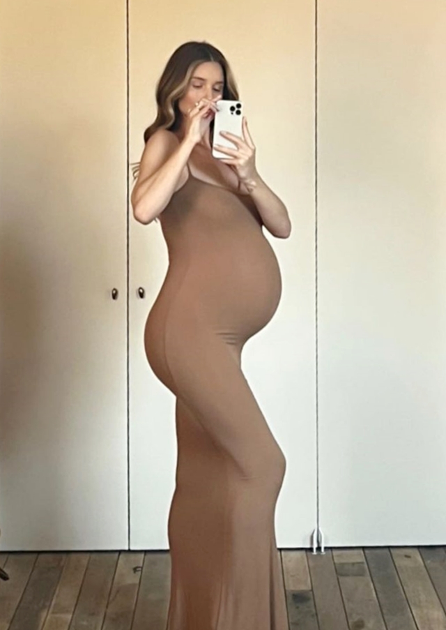 Rosie Huntington-Whiteley ở tháng cuối thai kỳ. Ảnh: Instagram Rosiehw