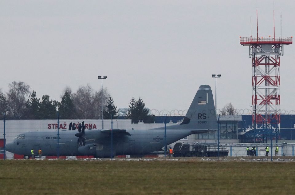 Vận tải cơ Lockheed Martin C-130 Hercules của Không quân Mỹ tại sân bay Jasionka, tây nam Ba Lan hôm 4/2. Ảnh: Reuters.