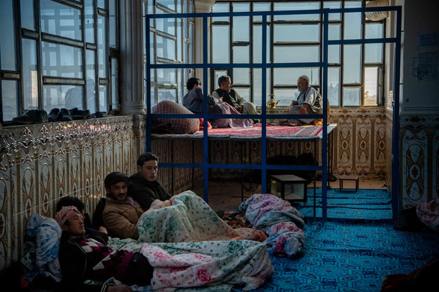 Nền kinh tế sụp đổ, hàng triệu người Afghanistan tháo chạy: Khi cuộc sống thường ngày trở thành địa ngục lạnh lẽo - Ảnh 5.