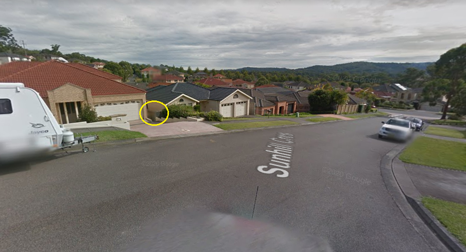 Con đường ngắn nhưng lên dốc, với chỗ khoanh tròn là nơi cặp vợ chồng già gặp tai nạn. Ảnh: Google Maps