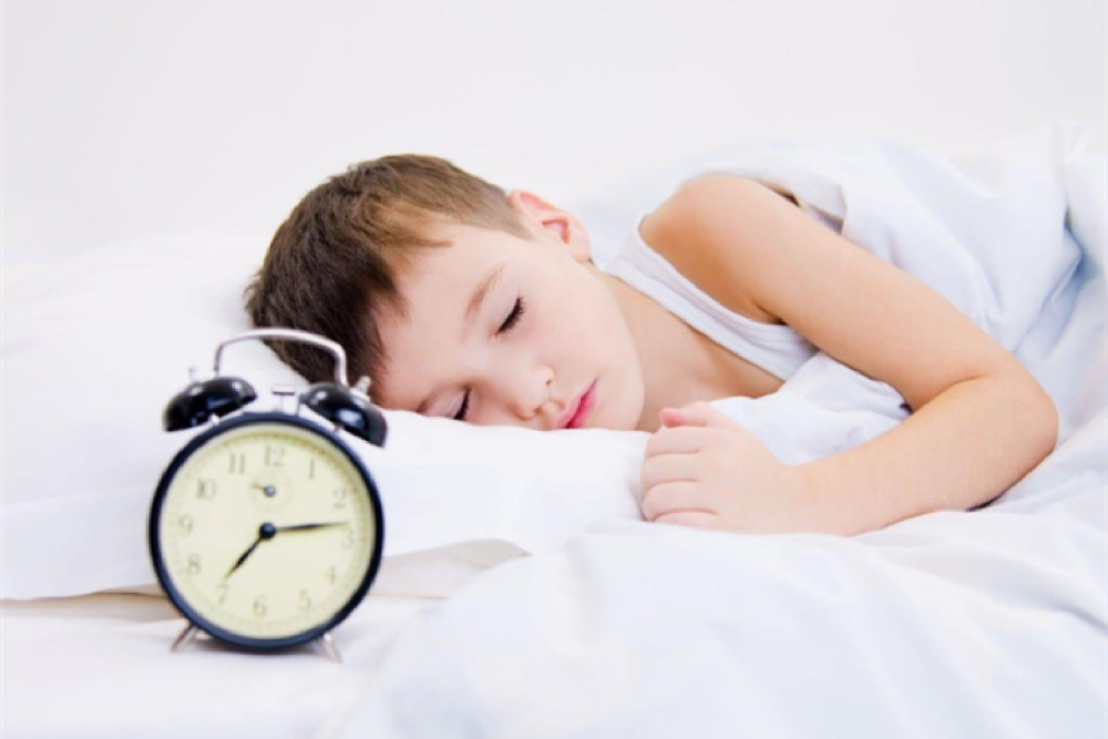 Đối với trẻ, việc đi ngủ lúc 20h30 - 21h và thức dậy sau 7h sáng là tốt nhất. Ảnh minh họa: QQ.
