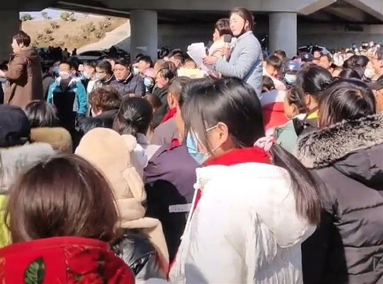 Cảnh tượng xem mắt có 100 chàng trai và 5 cô gái tại huyện Bi Châu, thành phố Từ Châu, tỉnh Giang Tô. Ảnh: qq