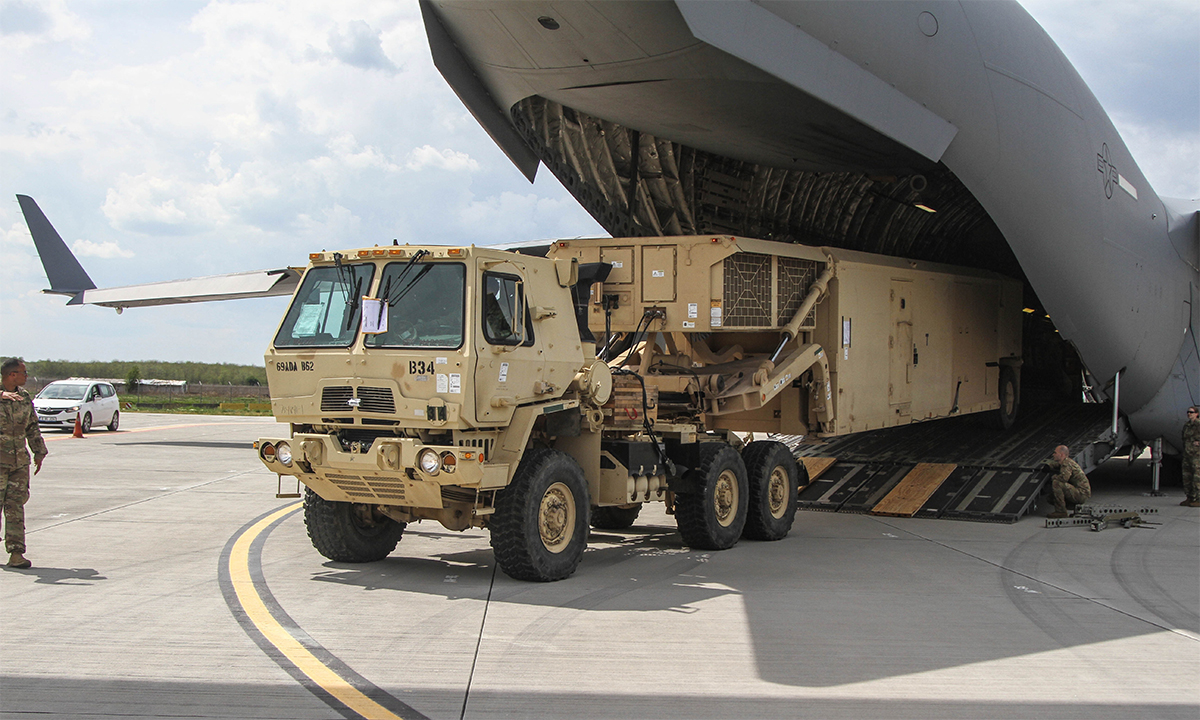 Binh sĩ Mỹ đưa thành phần lá chắn THAAD khỏi vận tải cơ C-17 tại căn cứ không quân Mihail Kogalniceanu của Romania tháng 9/2019. Ảnh: US Army.