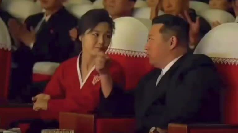 Khoảnh khắc vợ chồng Kim Jong-un tình tứ xem hòa nhạc