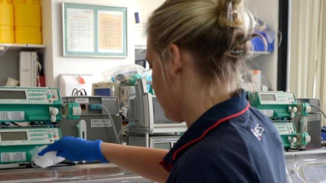 More women with ovarian cancer will have access to a nurse consultant after a federal funding boost.