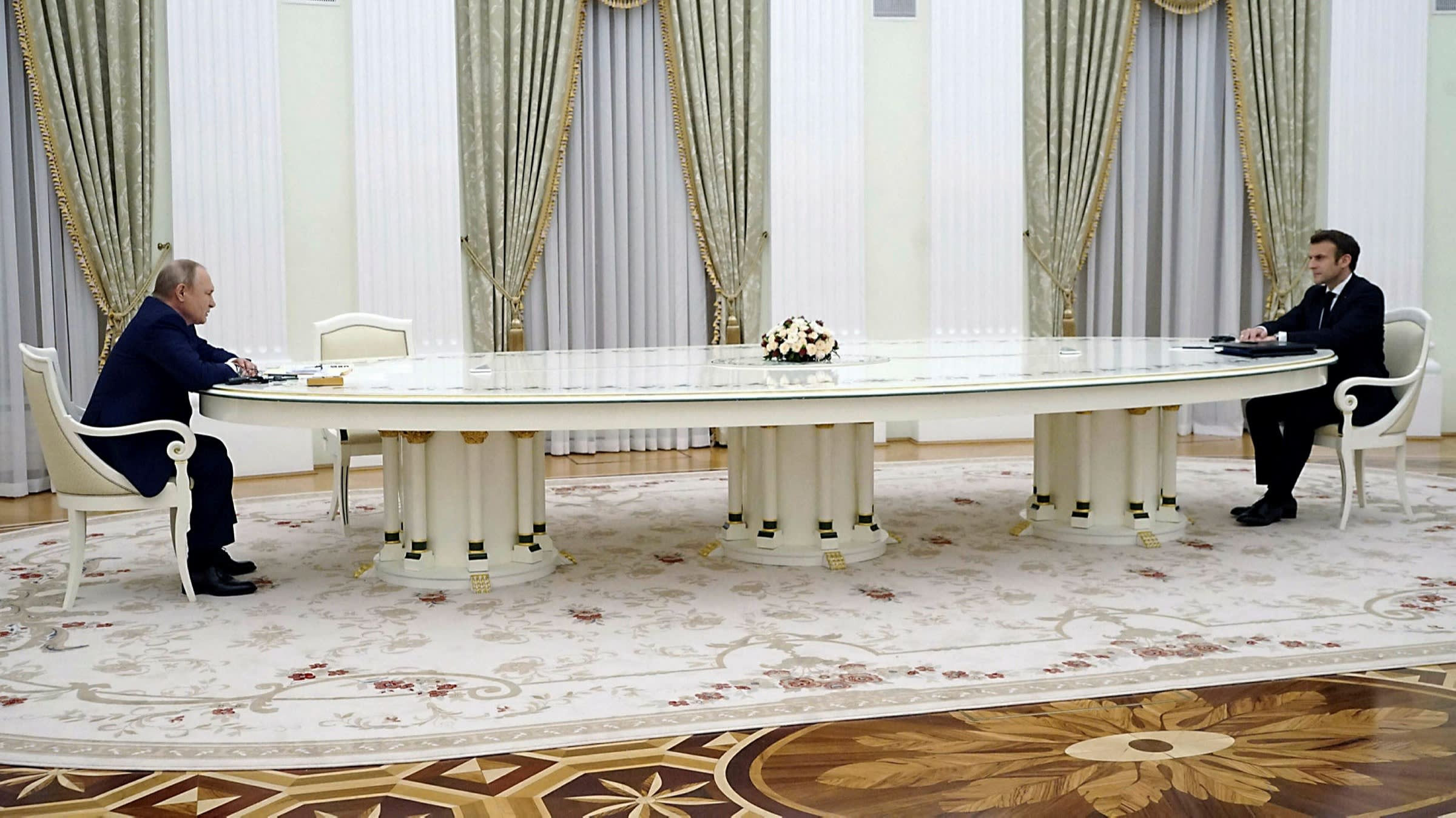 Tổng thống Nga Vladimir Putin (trái) và Tổng thống Pháp Emmanuel Macron hội đàm tại Moskva ngày 7/2. Ảnh: AFP.