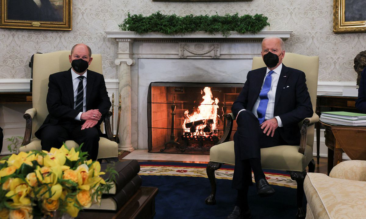 Tổng thống Mỹ Joe Biden (phải) và Thủ tướng Đức Olaf Scholz tại Nhà Trắng hôm 7/2. Ảnh: Reuters.