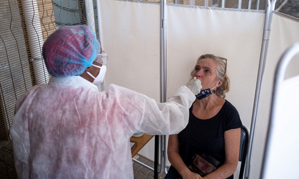 Nhân viên y tế lấy mẫu xét nghiệm nCoV tại Johannesburg, Nam Phi, hồi tháng 11/2021. Ảnh: AFP.