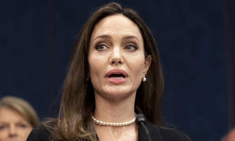 Angelina Jolie phát biểu tại đồi Capitol hôm 9/2. Ảnh: AP