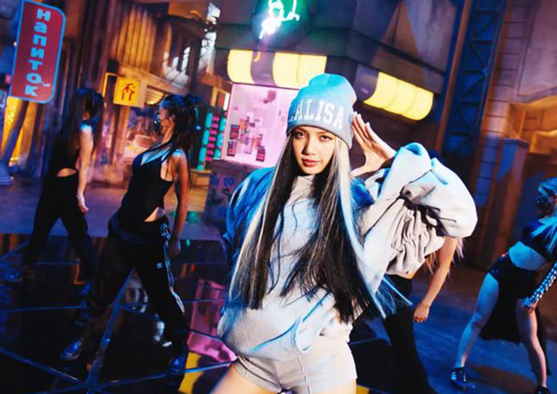 Lisa đỉnh quá ai làm lại: Ngày thần tài đạt thành tích vàng, cho Rosé và BLACKPINK ngửi khói nhưng fan lại trách YG? - Ảnh 4.