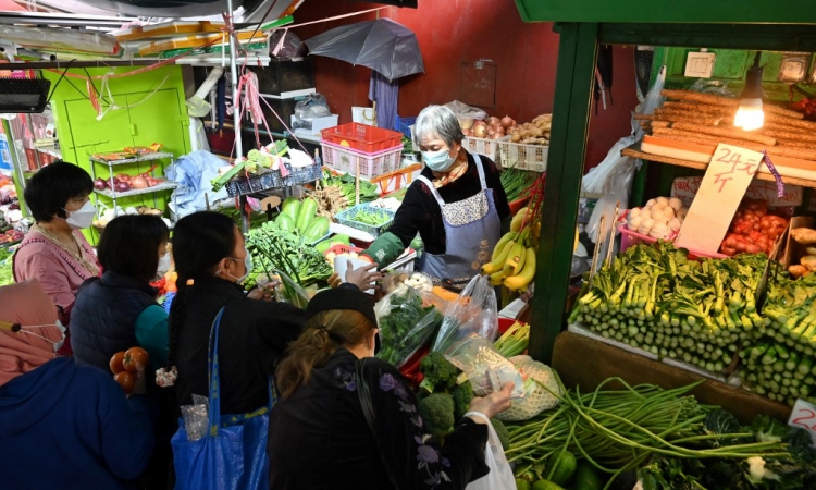 Dân Hong Kong xếp hàng trước quầy nông sản ở chợ hôm nay. Ảnh: AFP.