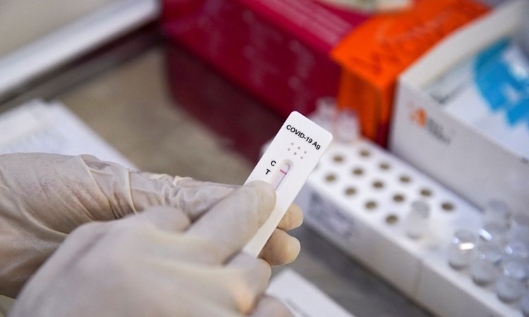 Nhân viên y tế cầm trên tay thiết bị xét nghiệm nhanh Covid-19 tại một trung tâm xét nghiệm ở thủ đô Moskva, Nga, hồi tháng 11 năm ngoái. Ảnh: Reuters.