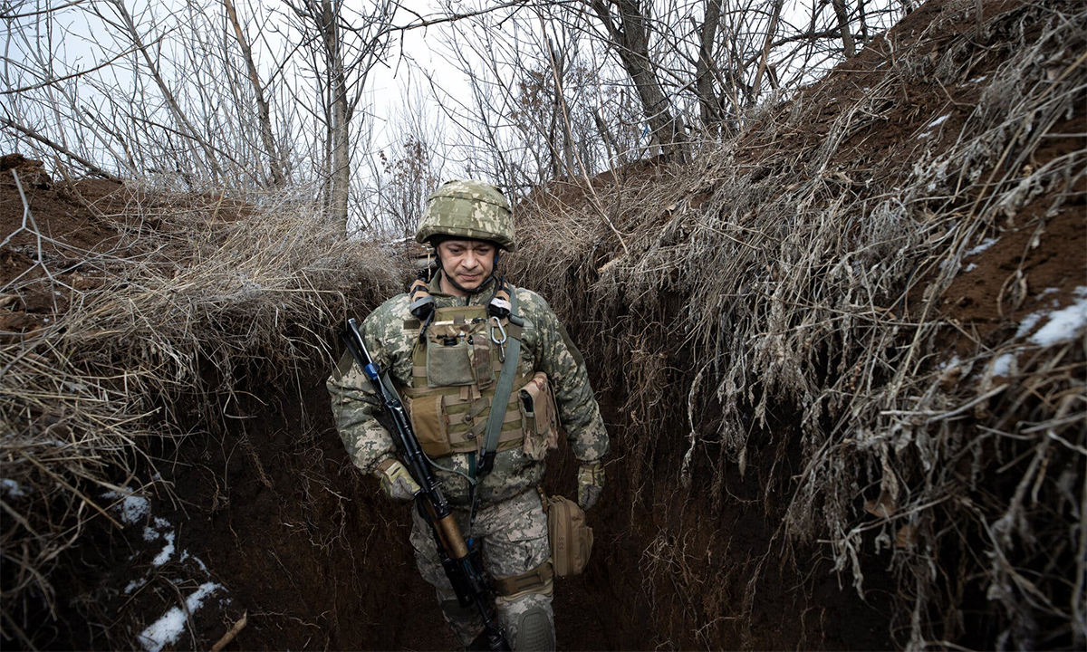 Lính Ukraine trong chiến hào ở khu giới tuyến giáp Donestk ngày 7/2. Ảnh: NY Times.