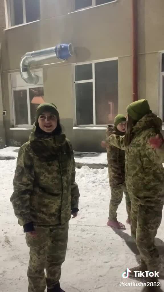Đội lính nữ Ukraine trên mặt trận mềm với Nga
